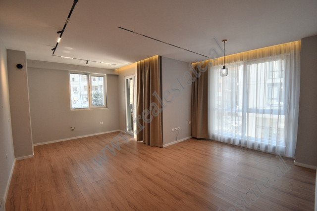 Apartament 2+1 me qira ne zonen Komuna e Parisit ne Tirane